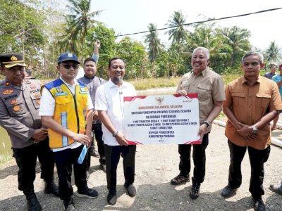 Gubernur Sulsel Serahkan Bantuan 10 Unit Pompa Ponton untuk Petani Pinrang, Atasi Kekeringan di Musim Tanam Sela