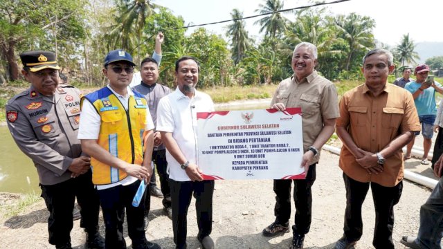 Gubernur Sulsel Serahkan Bantuan 10 Unit Pompa Ponton untuk Petani Pinrang, Atasi Kekeringan di Musim Tanam Sela