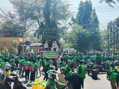 Ratusan Ojol Geruduk DPRD Sulsel, Tolak Perubahan Status Jadi Pekerja