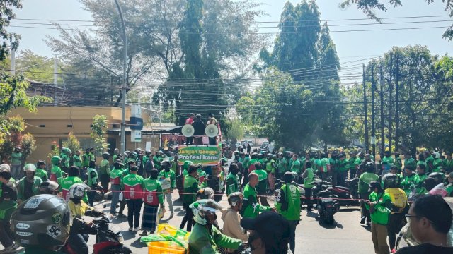 Ratusan Ojol Geruduk DPRD Sulsel, Tolak Perubahan Status Jadi Pekerja