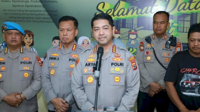 Kapolrestabes Makassar Arya Perdana saat konferensi pers 