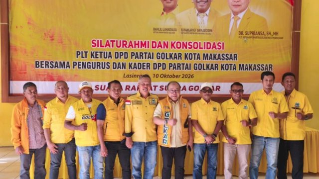 Supriansa saat memimpin silaturahmi dan konsolidasi organisasi bersama pengurus, anggota Fraksi Golkar DPRD Kota Makassar, serta para pimpinan kecamatan (Pincam) di Sekretariat DPD II Golkar Makassar, Jalan Lasinrang, Sabtu (10/10/2026). (foto: istimewa)