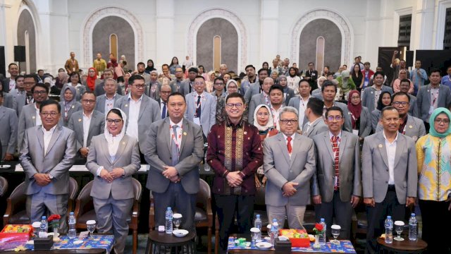 Taruna Ikrar Kepala BPOM Ajak IAI Bangun Kemandirian Farmasi, dari Riset hingga Industri Obat Nasional