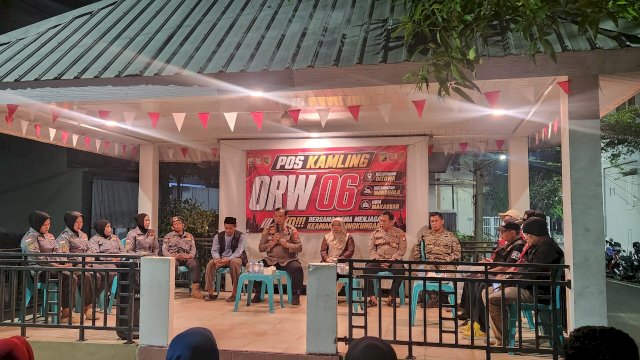 Kapolsek Manggala Kompol Semuel To&rsquo;longan menyampaikan imbauan kamtibmas kepada masyarakat di Kelurahan Bitowa, Kecamatan Manggala, Rabu (28/10/2026) malam.