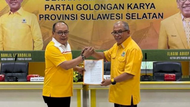 Ilham Arief Sirajuddin memberikan SK Kepada Supriansa Foto list.