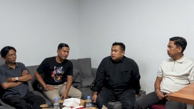 Ketua KPI Pusat Hasrul Hasan (tengah) berdiskusi santai mengenai perkembangan Daftar Inventarisasi Masalah (DIM) RUU Penyiaran bersama Ketua JMSI Sulsel Ilham Husein dan jajaran pimpinan media siber di Kantor JMSI Sulsel, Makassar, Jumat (2/10/2026) malam.