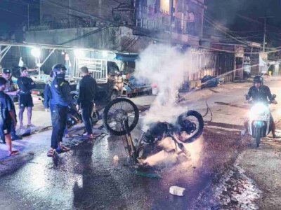 Kena Tebas dan Busur! Bentrokan Remaja di Manggala Makassar Pecah, Motor Dibakar
