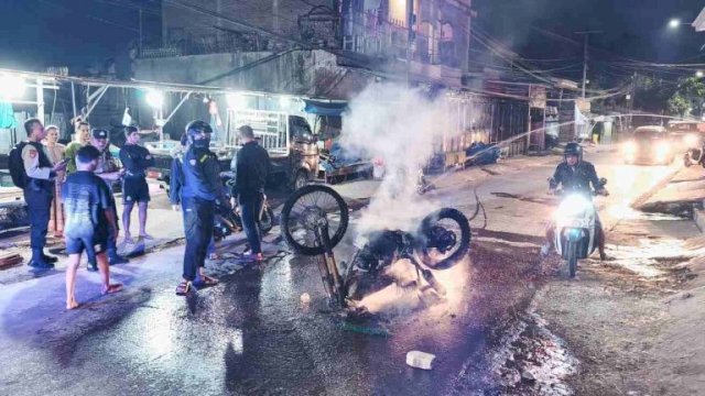 Kena Tebas dan Busur! Bentrokan Remaja di Manggala Makassar Pecah, Motor Dibakar