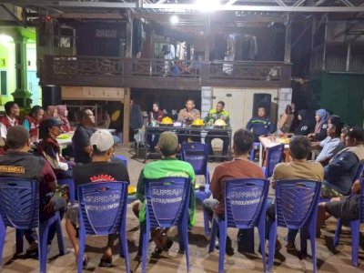 Cegah Tawuran Susulan, Kapolsek Manggala Rangkul Warga Borong Jambu Jaga Kondusivitas